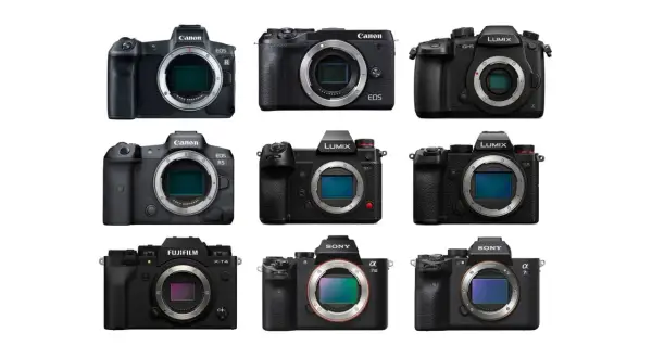 Dziewięć czarnych aparatów cyfrowych marek Canon, Nikon, Fujifilm i Sony na białym tle.