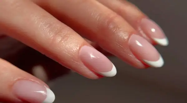Dłonie z perfekcyjnym, klasycznym french manicure. Delikatny róż i biel tworzą ponadczasowy styl, idealny dla kobiet ceniących elegancję i "old money nails".