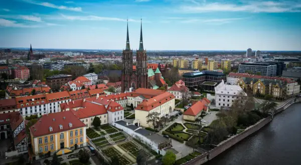 Blick auf das historische wrocław centrum mit seinen roten Dächern, dem Dom und dem Fluss.