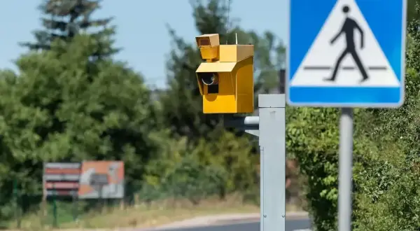Żółty fotoradar i znak przejścia dla pieszych. Uważaj na przekroczenie prędkości o 30 w terenie zabudowanym, bo możesz dostać mandat.