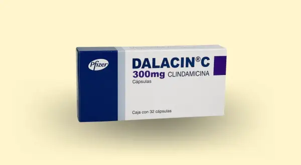 Opakowanie Dalacin C 300mg z klindamycyną, które może być stosowane jako antybiotyk na zapalenie dziąseł bez recepty.