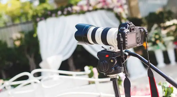 Fotograf czy kamerzysta na wesele – co wybrać, aby nie żałować?
