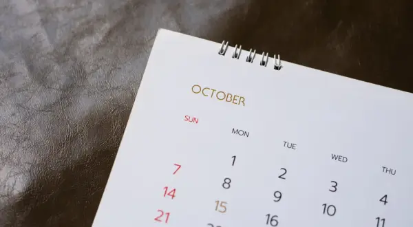 Calendario di Ottobre, con giorni e numeri visibili. La durata scia edilizia è un concetto che si lega al tempo, come questo mese.