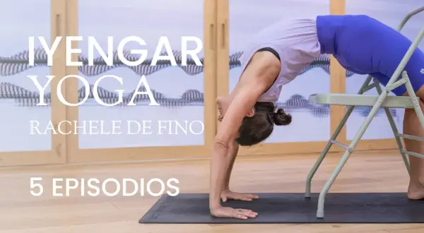 Descubre qué es el yoga Iyengar con Rachele De Fino en 5 episodios. Mujer en postura de puente con apoyo de silla.