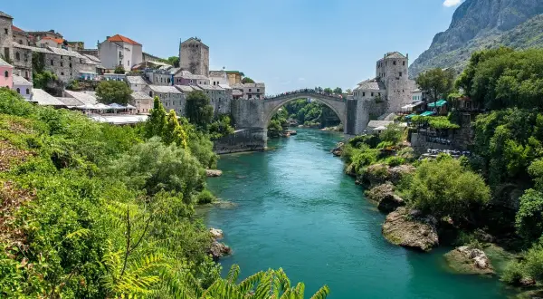 Mostar, Bośnia i Hercegowina, to jedno z państw na Bałkanach, które zachwyca kamiennym mostem nad turkusową rzeką.