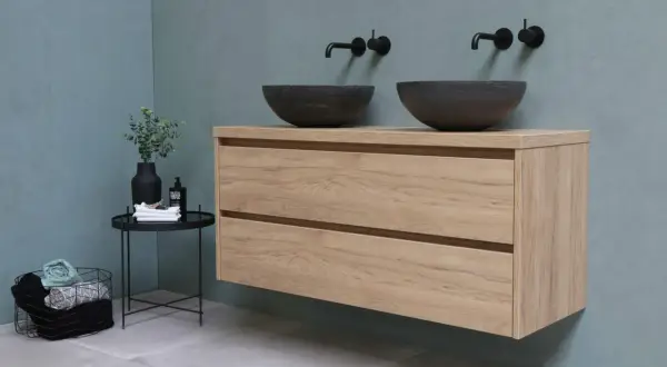 Meuble de salle de bain en bois clair, avec deux vasques en pierre. La hauteur du meuble est idéale pour un usage quotidien.