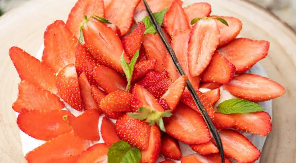 Pavlova fraise mascarpone : meringue aérienne, crème onctueuse, fraises fraîches et une gousse de vanille.
