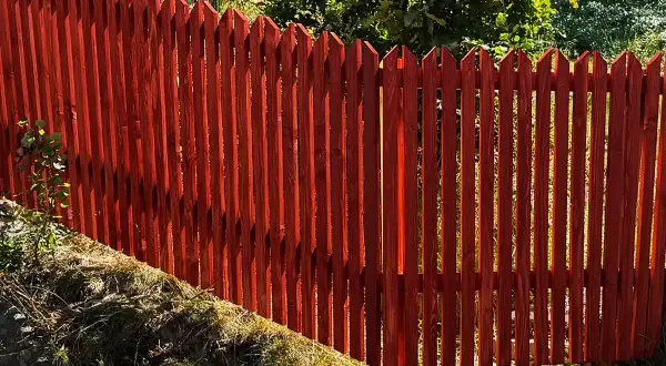 Nyligen färdigt projekt för att bygga staket i en vacker röd färg. Träet är behandlat för att tåla väder och vind.