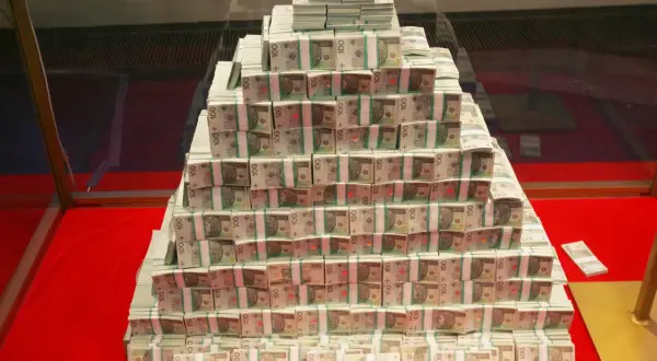 Góra pieniędzy z banknotów 100 zł. Czy to właśnie tyle dostał zwycięzca rekordowych 213 milionów z powiatu krotoszyńskiego?