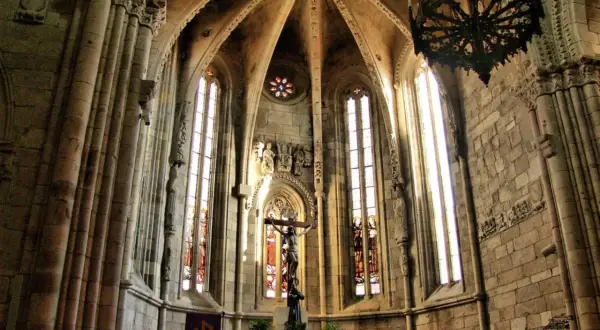 Interior de la iglesia de San Francisco Betanzos. Crucifijo imponente, vidrieras y bóvedas góticas.