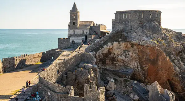 Chiesa di San Pietro a Portovenere, un gioiello da scoprire tra le cose da vedere in Liguria, con il mare sullo sfondo.