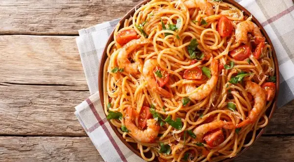 Spaghetti z krewetkami: szybki przepis i triki szefa kuchni