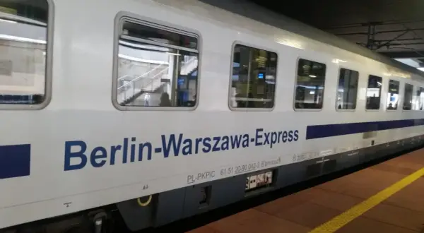 Der Berlin-Warszawa-Express steht bereit. Ein Zug für die Reise zwischen den Hauptstädten.