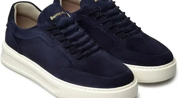 Eleganti barracuda sneakers uomo in camoscio blu navy con suola bianca. Perfette per un look casual chic.