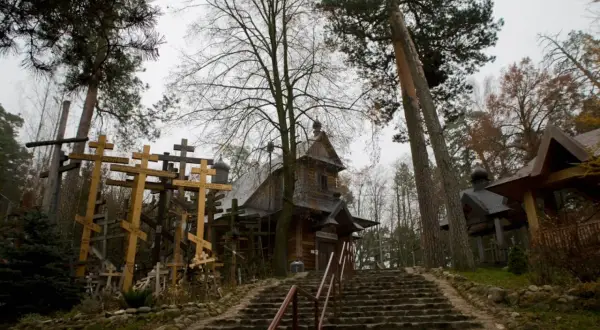 Kamienne schody prowadzą do cerkwi na świętej górze Grabarka, otoczonej lasem i licznymi krzyżami.