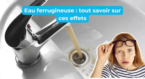 Une femme s'interroge sur l'eau ferrugineuse qui coule du robinet.