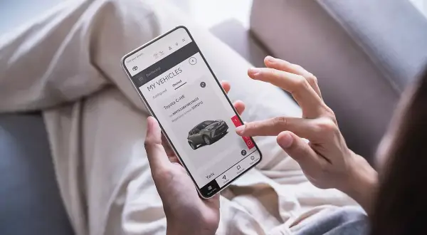 Aplikacja Toyota pokazuje dane samochodu. Bluetooth Low Energy w Toyocie działa, łącząc telefon z autem.