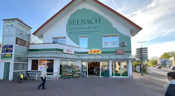 Ein Supermarkt und Gartencenter "Selbach" im Bergischen Land heute. Ein CAP-Markt und eine Metzgerei sind ebenfalls Teil des Gebäudes.