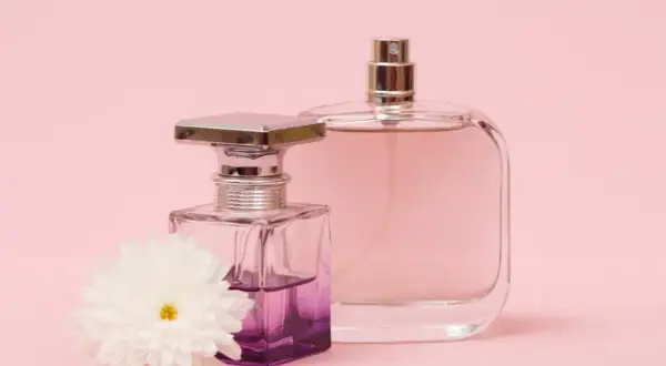 Trwalsza woda toaletowa czy perfumowana? Odkryj różnice i wybierz mądrze