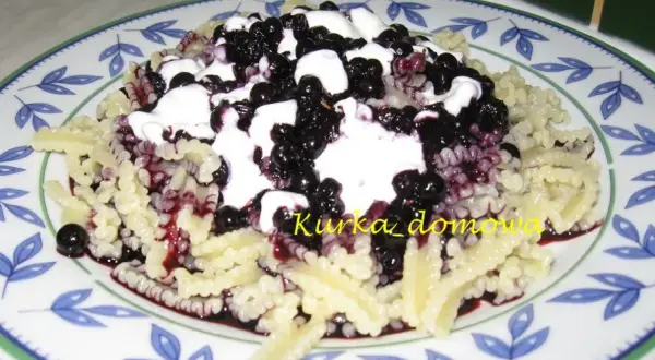 Makaron z jagodami i śmietaną, pyszne danie domowe.