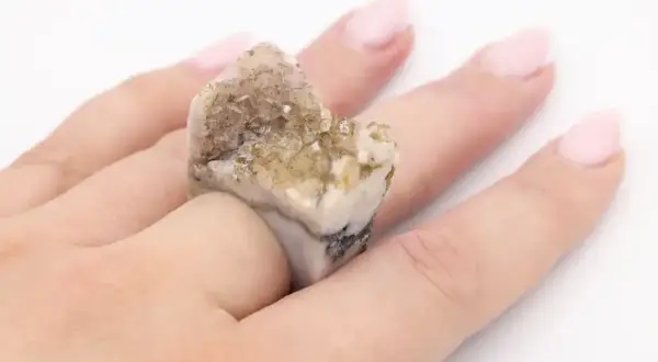Pierścionek z surowym, kryształowym agatem, który wygląda jak miniaturowa geoda.