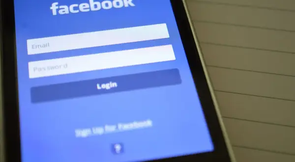 Ekran logowania Facebook. Dowiedz się, jak ograniczyć widoczność postów na FB, aby chronić swoją prywatność.