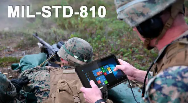 Żołnierze w terenie korzystają z tabletu spełniającego standard militarny MIL-STD-810H.