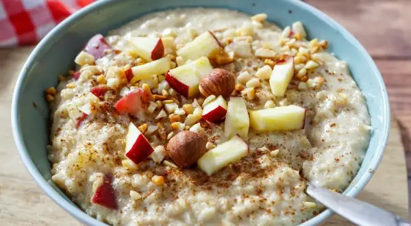 Herzhaftes Porridge-Rezept mit Apfelstücken, Nüssen und Zimt. Ein perfekter Start in den Tag!