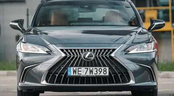 Elegancki, ciemnoszary Lexus 300h z chromowanym grillem i reflektorami LED, gotowy do jazdy.