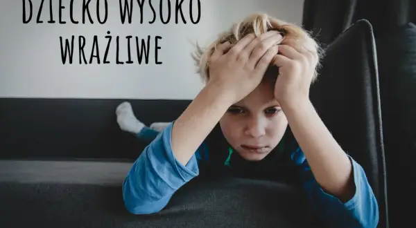 Chłopiec z rękami na głowie, wyrażający smutek. Napis "Dziecko wysoko wrażliwe" sugeruje potrzebę terapii.