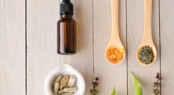 Natürliche Heilmittel: Tropfflasche, Pillen, Kapseln und Kräuter – eine alternative zur chemotherapie.