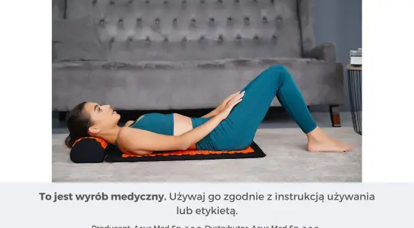 Kobieta leży na macie do akupresury, relaksując się. Dowiedz się, jak używać matę do akupresury dla lepszego samopoczucia.