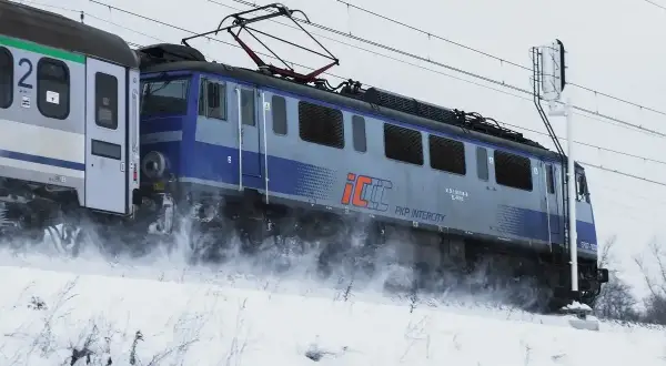 Lokomotywa PKP Intercity w śnieżnej zamieci. Czy TLK i IC to to samo? Nie, IC to wyższy standard.