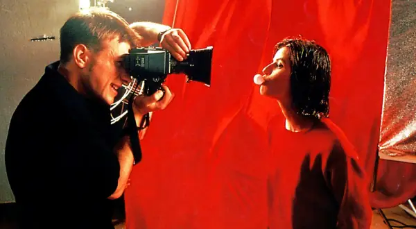 Reżyser kręci scenę do najlepszego filmu w historii. Aktorka dmucha bańkę z gumy.