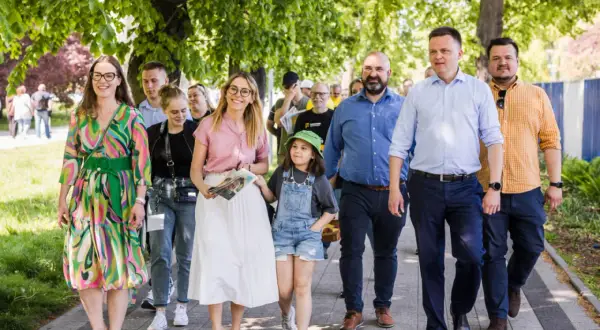 Grupa osób idzie chodnikiem. Wśród nich liderzy Polski 2050, którzy realizują obietnice wyborcze.