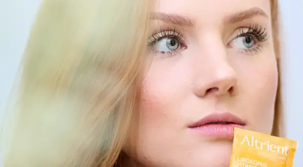 Blondes Haar, strahlende Haut und ein Päckchen Vitamin C. Für gesunde Haare und ein jugendliches Aussehen.