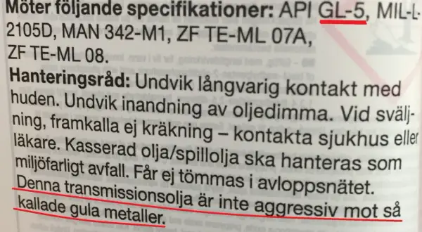 Text om transmissionsolja som inte är aggressiv mot gula metaller. Undvik kontakt med hud och inandning av oljedimma.