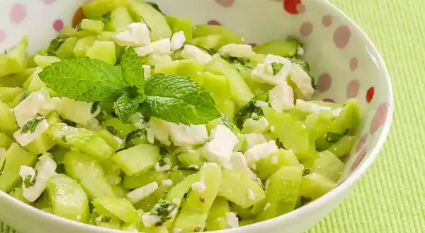 Salade fraîche de concombre et feta, parsemée de menthe. Un délice estival !