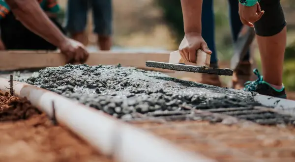 Kotwy do słupów drewnianych: Jak wybrać i uniknąć błędów?