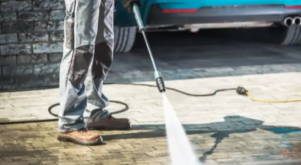 Jak wyczyścić stary beton: skuteczne metody i bezpieczeństwo pracy
