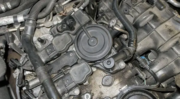 Silnik Audi z widocznymi cewkami zapłonowymi i przewodami. Może to być związane z błędem DTC P0171.