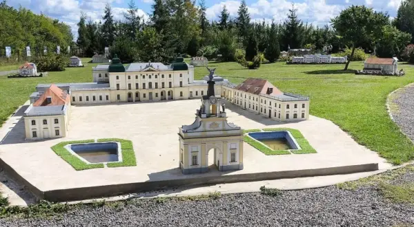 Miniaturowy pałac i inne budowle, idealne **Hajnówka atrakcje dla dzieci**.