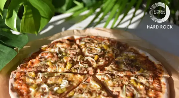 Pyszna pizza z Pizzerii Muzyczna Hard Rock. Czy pizza to fast food? Ta wygląda na dzieło sztuki!