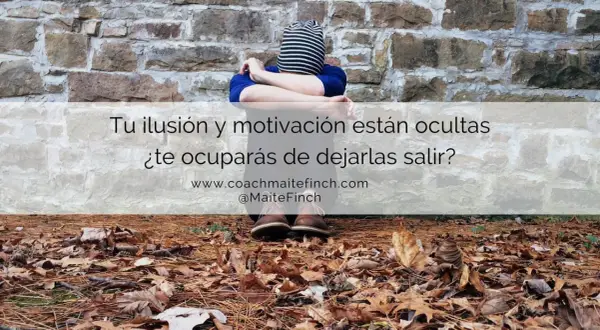 Persona sentada contra pared de piedra, con hojas secas en el suelo. El texto pregunta: "¿Qué es la motivación? Tu ilusión y motivación están ocultas. ¿Te ocuparás de dejarlas salir?".