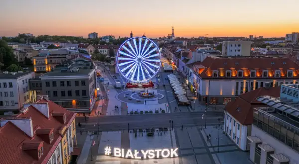 Podświetlany napis #BIAŁYSTOK i diabelski młyn na placu to świetne atrakcje dla dzieci Białystok.