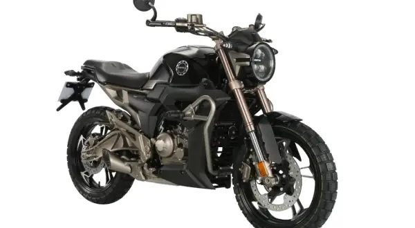 Czarny motocykl Zontes z brązowymi elementami, idealny jako motor na kat B. Stylowy wygląd i nowoczesne detale.