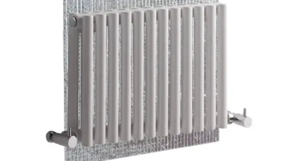 Radiatore bianco con pannelli termoriflettenti scintillanti dietro.