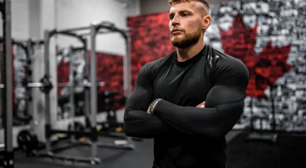 Muskulöser Mann im Fitnessstudio, bereit für die Fitnesskaufmann Ausbildung. Das Gehalt ist attraktiv.