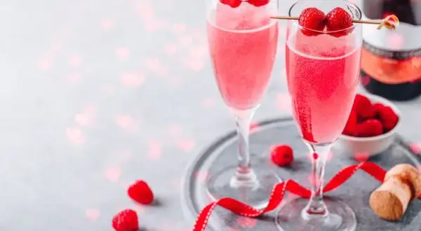 Najlepsze drinki z winem musującym, które zachwycą Twoich gości
