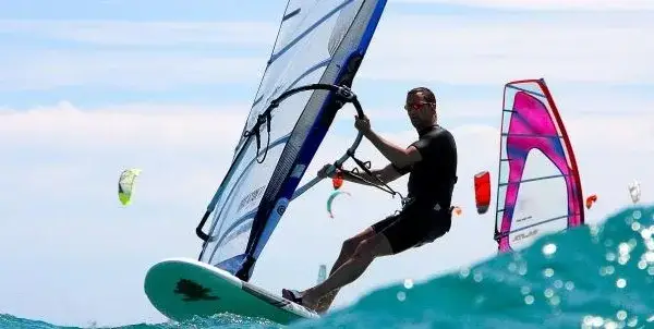 Jaka pianka do windsurfingu? Wybierz idealną na polskie wody!
